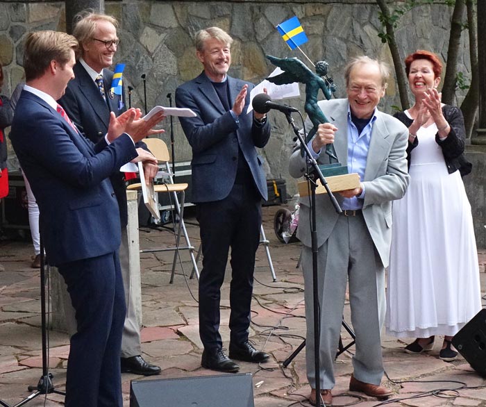 Göran Swedrup med utmärkelsen "Årets ängel". Fr.v. Carl-Johan Schiller och applåderande "ängeljuryn": Erik Wallin, John Svensson och Evelyn Lewandrowski.