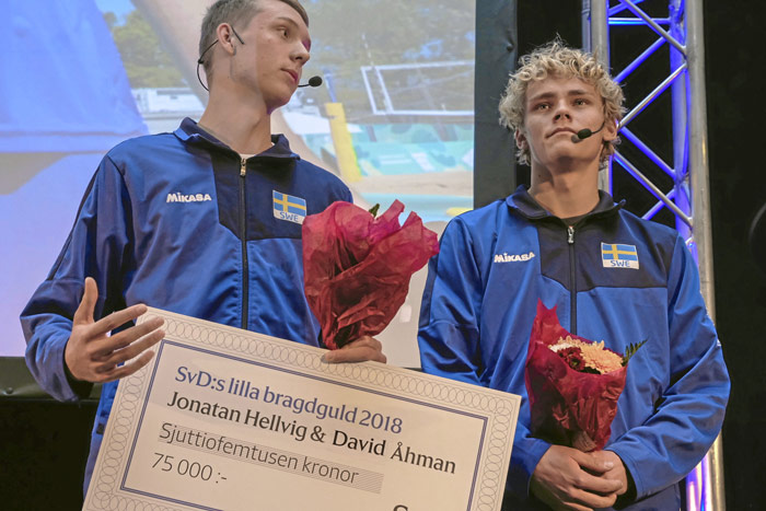 Lilla Bragdguldvinnarna Jonatan Hellvig och David Åhman med prischecken. Foto: Magnus Hjalmarson Neideman.