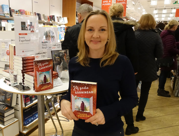 I Akademibokhandeln stod Jenny Fagerlund beredd att signera sin bok "24 goda gärningar".
