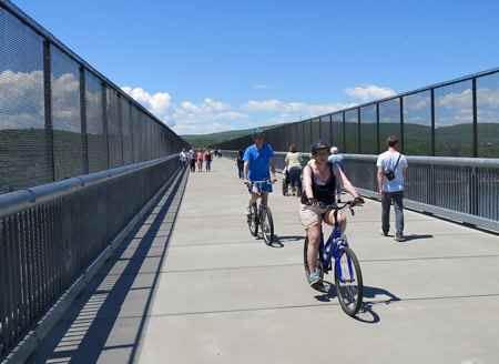 C: Behåll gamla bron för gång- och cykeltrafik