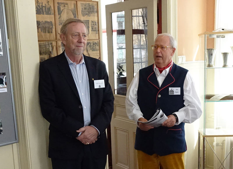 Hembygdsföreningens ordförande Jan Ågren (t.h) invigde. Teddy Widstrand var tidigare en av de många hemvärnsmän som kom till invigningen.