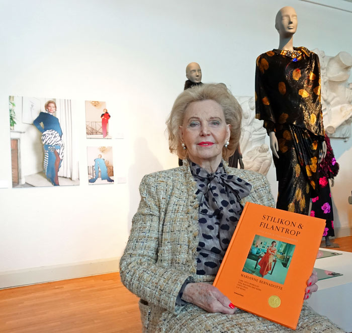 Marianne Bernadotte och boken som handlar om både hennes kläder och arbete.