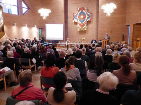 Ansgarskyrkan var mycket fullsatt under mötet som "Rädda Lidingö" arrangerade. Inte en tom sittplats så långt ögat kunde nå.