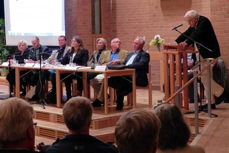Olof Buckard i talarstolen avslutade kvällen med en betraktelse kallad "Tokvik". Politikerna fr.v. Jessica Sjöstedt (KD), Thomas Bengtsson (MP), Daniel Larson (S), Minna Klintz (FP), Lillebil Stuart (L), Kent Ivarsson (C) och Paul Lindquist (M).