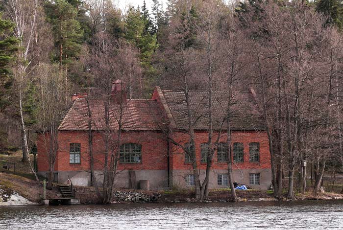 Byggnaden fotograferad från Kottlasjöns norra sida. Arkivbild