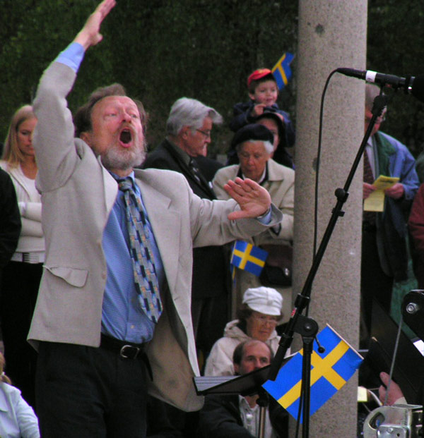 Entusiasten dirigerar Nationaldagskören 2006