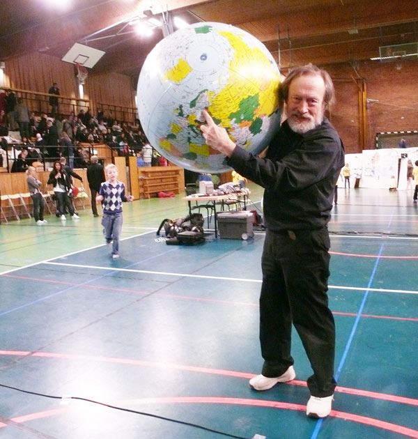 Göran Swedrup pekar ut var han arbetat med musik under sina 47 år som lärare. Från Amiralen Ankarlund 2009.