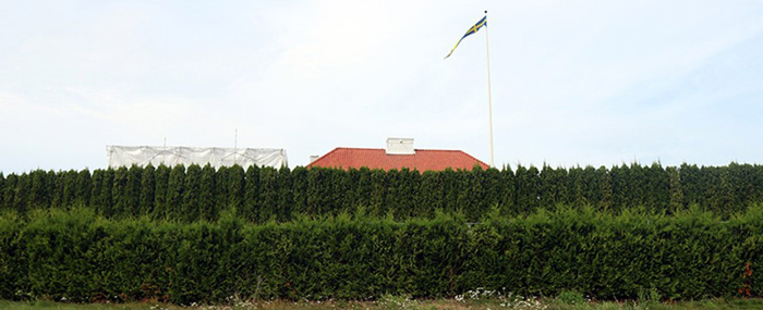 Villa Söderås, som den ser ut från gångvägen. Det gröna i förgrunden är tujor. Foto: Bengt Jansson