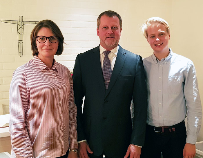 Annika Persson (FiSK), Daniel Larson (S), Julian Kaijser (C) efter gårdagens möte i kyrkofullmäktige. Pressbild
