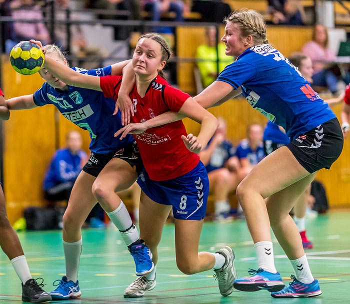 Ebba Suurwee (8) fastnade mellan Uppsalaspelarna ibland. Men hon fick docj in tre mål på motståndaren. Foto: Matthew Tipple