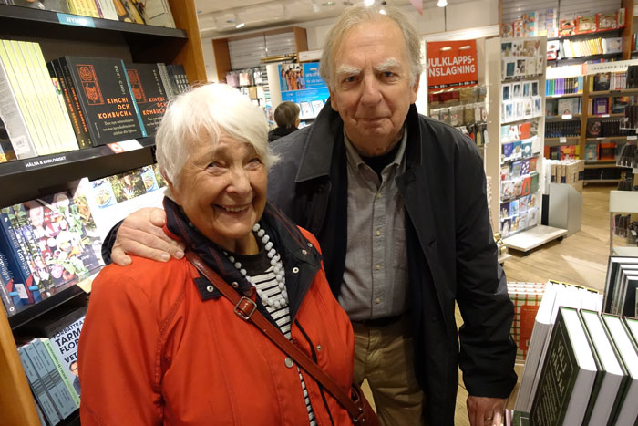 Lidingösidans kåsör Inger Grimlund var på besök. Jan Sandqvist, välkänd lidingöprofil och ordförande för Sällskapet Bibliotekets vänner, var två av besökarna.