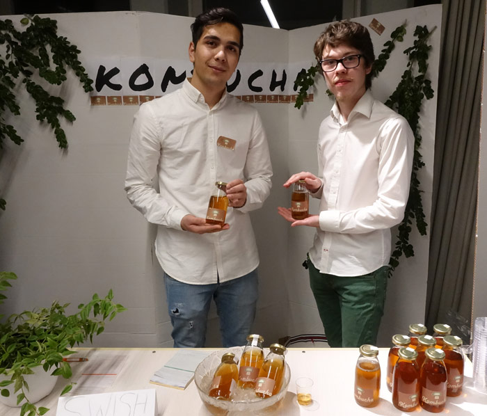 Kombuscha UF säljer flaskor med hälsodrycken Kombuscha.