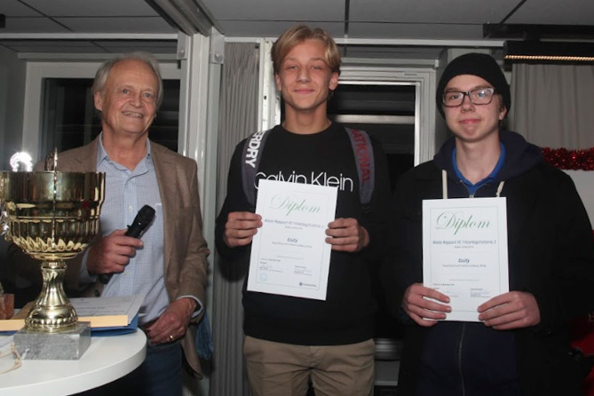 Gerre Versteegh delade ut priset för bästa rapport FE 1 Diplomerad gymnasieekonom till Hugo Åslund och Fredrik Lundberg. Foto: Anders Nordén