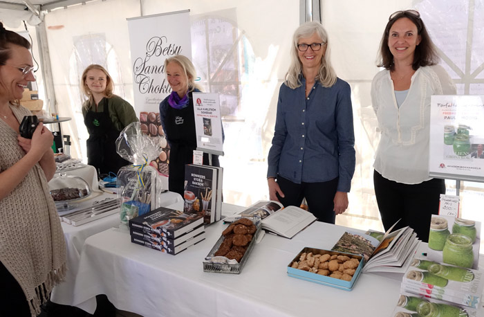 Och bredvid Betsy Sandbergs choklad och glass stod författarna Ulla Karlström och signerade "Bonniers stora kokbok" och Paula Modig med "Italiens gröna kök"