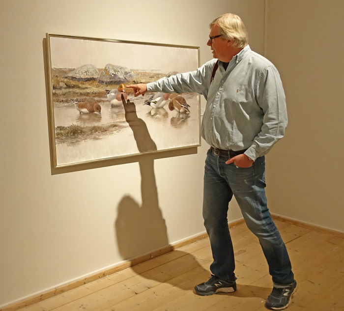 Lars Jonsson berättar om ett av sina verk.
