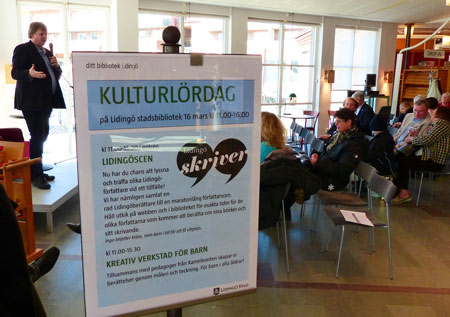 Det var Kulturlördag på Lidingö bibliotek igår och på entréplanet höll "Lidingöscen" öppet. 17 författare presenterade sina böcker under sammanlagt fyra timmar.