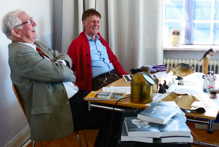 På Lidingö museum berättade Pontus Ekström-Oakley (i röd kofta) om sina minnen. Han frågades ut av Patrik Edgren. Magdasalen på museets övervång var fullsatt.
