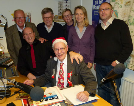 Stående rimmande tomtar fr.v. Bertil Englund, Kjell Treslow, Helena Bargholtz, Yvonne Treslow, Jan Malmqvist. Sittande tomtar: Gert Palmcrantz och Folke Lehre. Foto: Jan Sjöberg, som också tomtade sig.