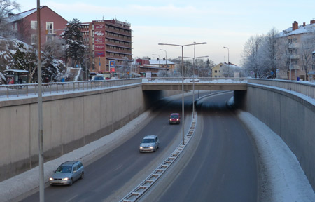 Ungefär här, till höger, kan man tro att tunneln under Siggebogården kommer att starta på Södra Kungsvägen.