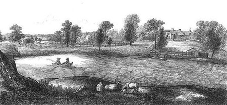 Hustega gård är sedan länge försvunnen. Teckningen från 1816 visar en låg timrad byggnad med brutet sadeltak med avvalmade gavelspetsar.